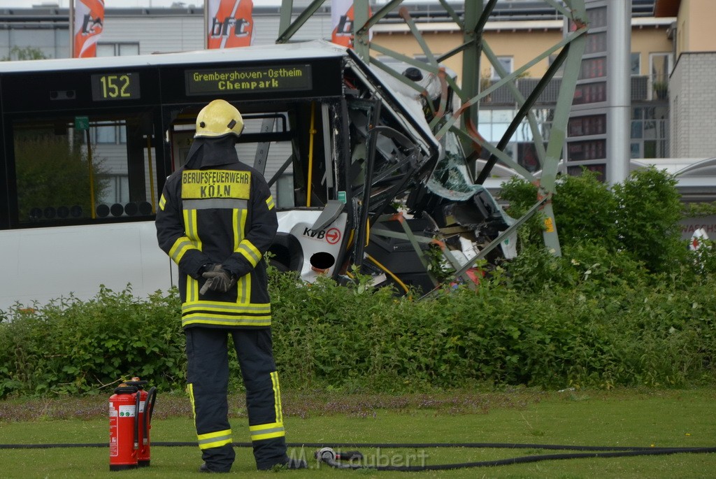 Schwerer Bus Unfall Koeln Porz Gremberghoven Neuenhofstr P092.JPG - Miklos Laubert